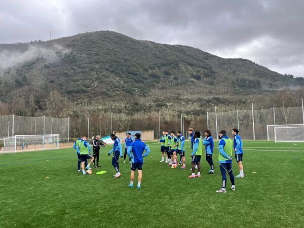 Jugadores de la SD Ponferradina entrenando en el CD Flores del Sil