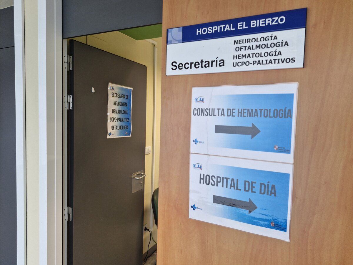 Puerta de la secretaría de hematología en el Hospital El Bierzo