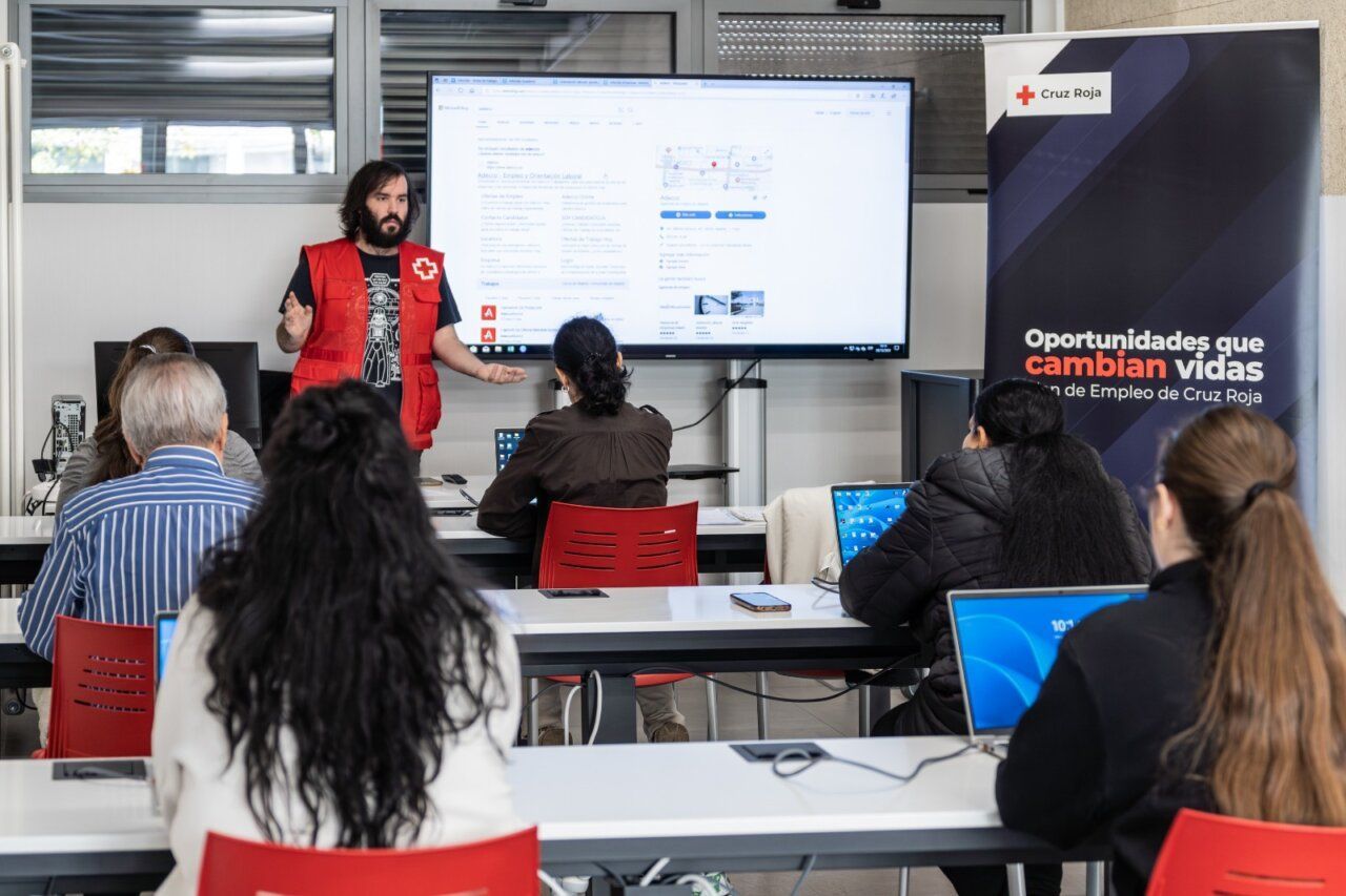 Taller de empleo de Cruz Roja con personas mayores aprendiendo habilidades digitales
