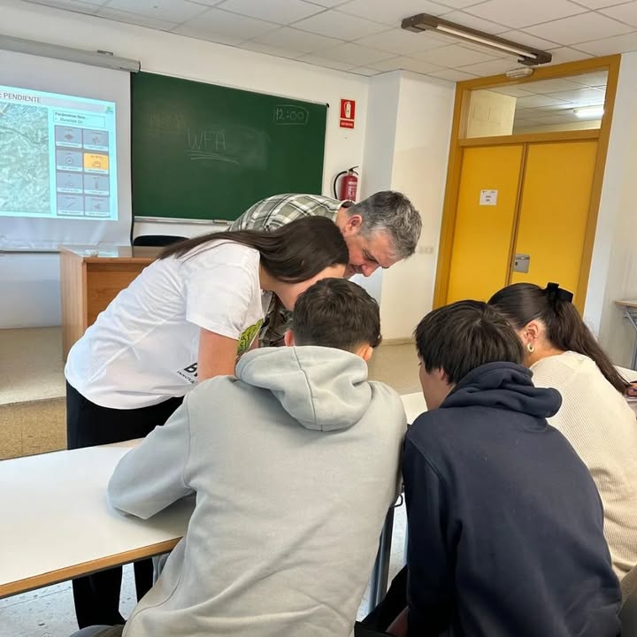 Estudiantes aprendiendo sobre prevención de incendios en un taller