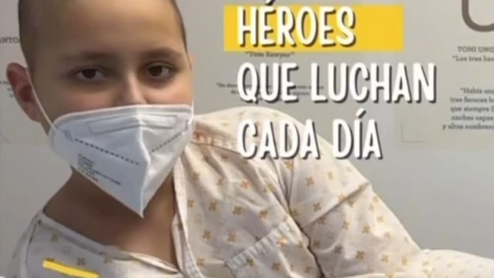 Niño con leucemia recibiendo apoyo en Toreno