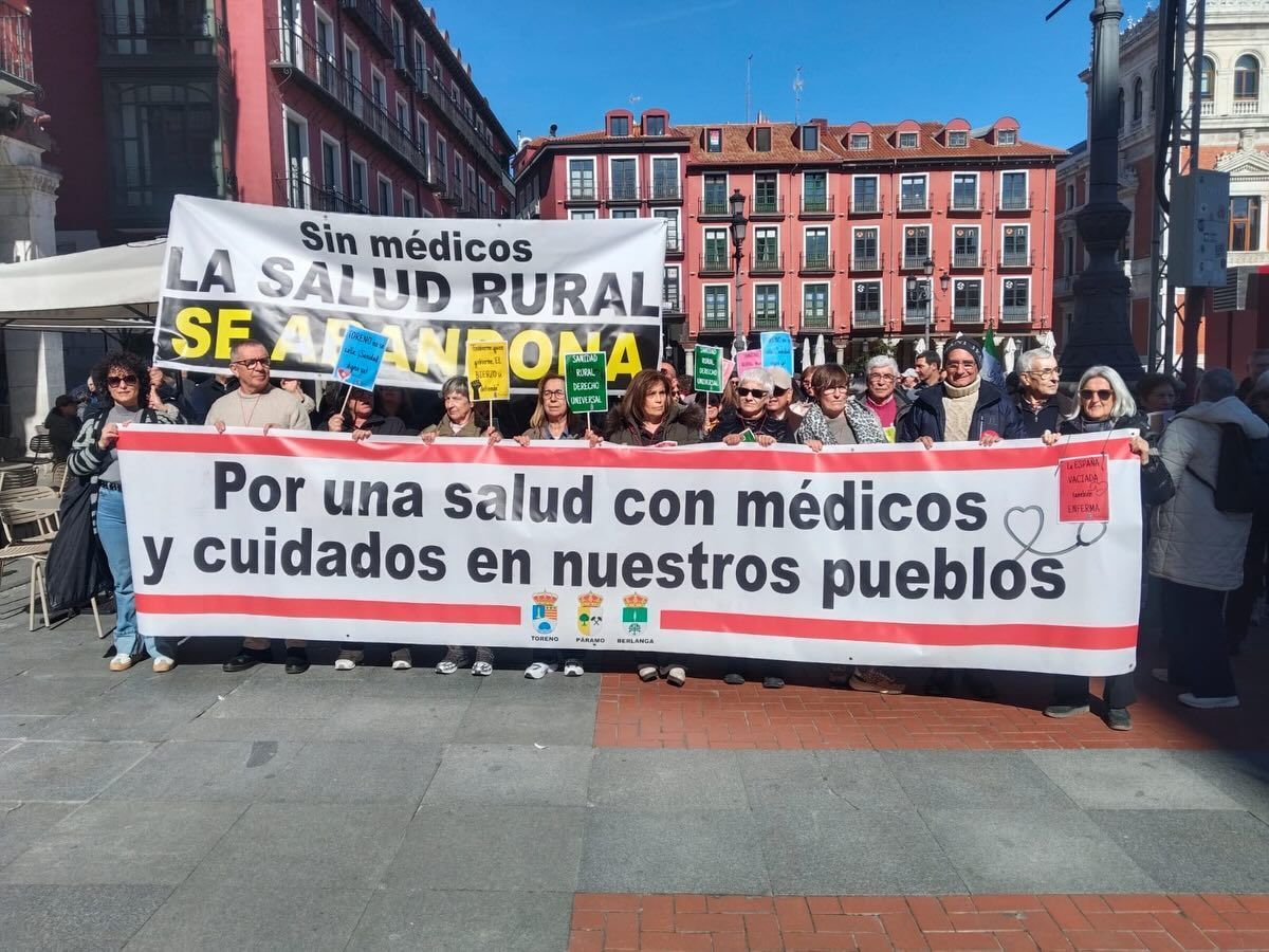 Vecinos de Toreno en manifestación por la sanidad rural en Valladolid