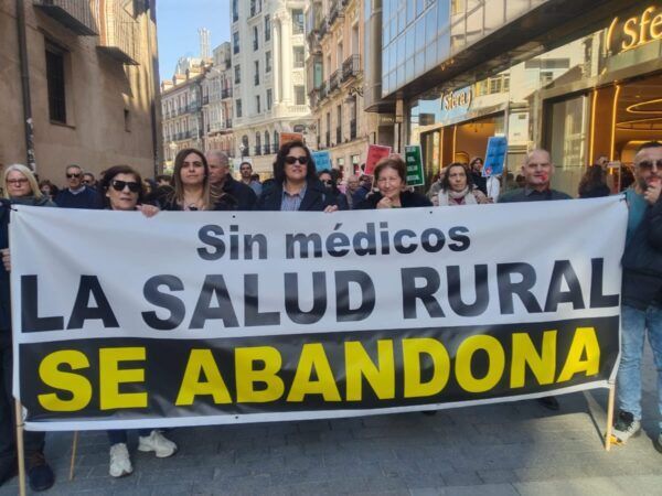 Vecinos de Toreno en manifestación por la sanidad rural en Valladolid