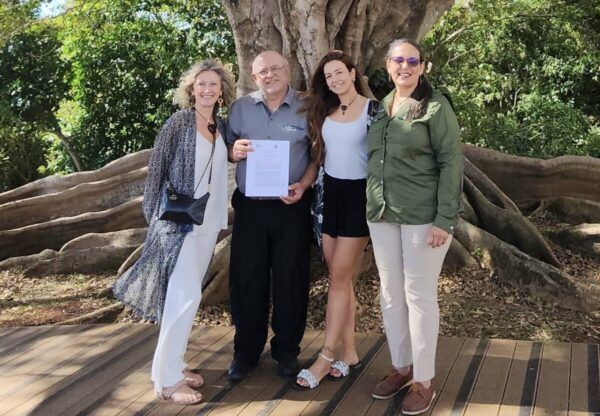 Cuatro personas posando junto a un árbol en Costa Rica