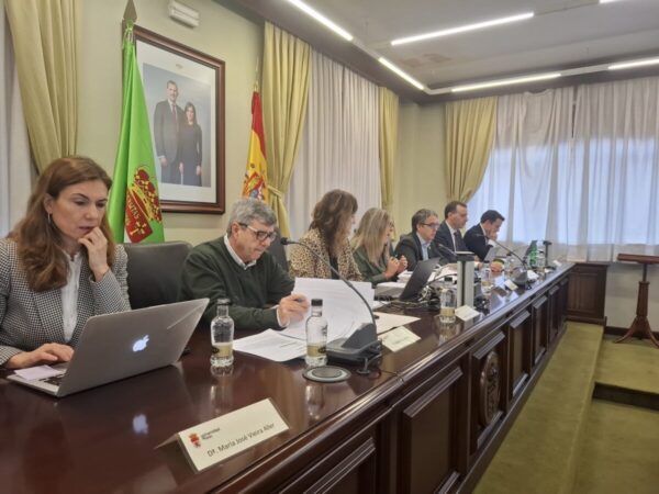Reunión en la Universidad de León con varios participantes en una mesa