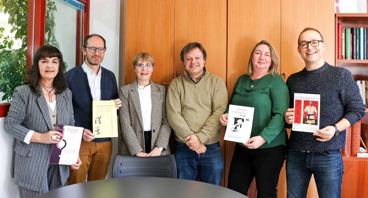 Grupo de personas sosteniendo revistas académicas en la Universidad de León