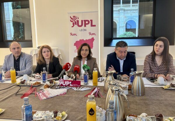 Reunión de UPL con varios miembros discutiendo sobre FEVE
