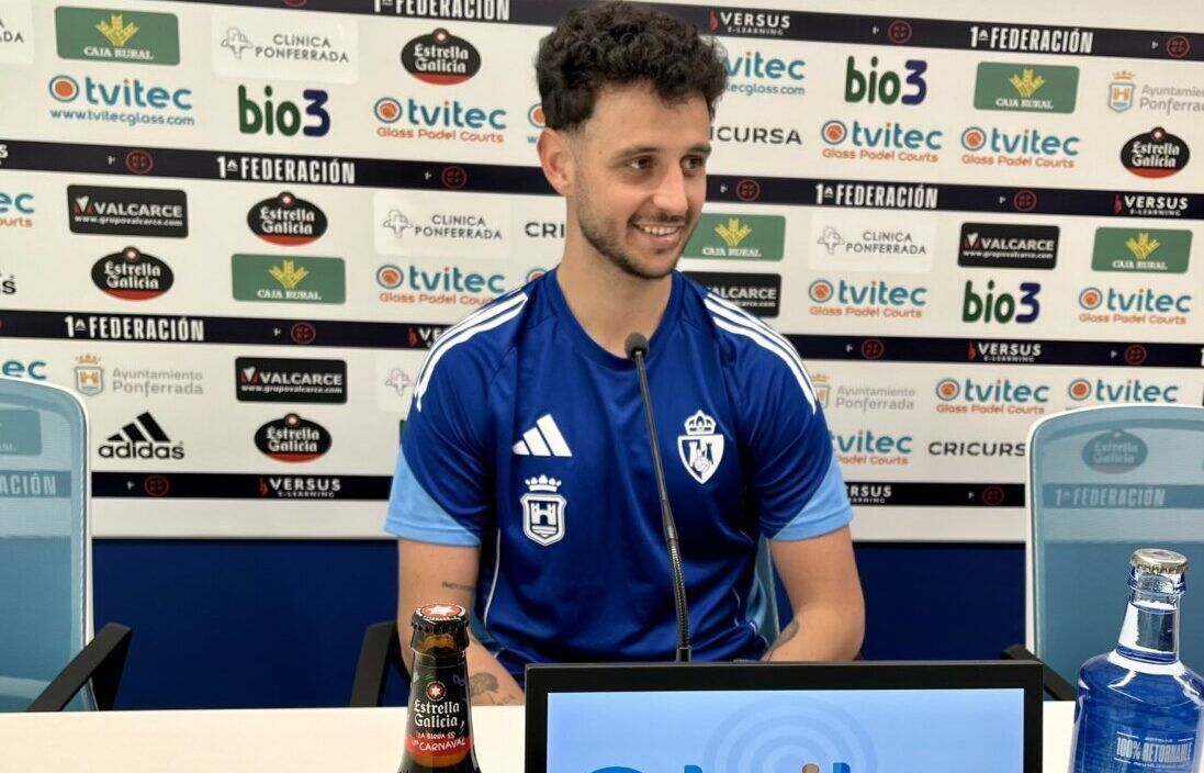 Vicente Esquerdo en rueda de prensa con camiseta de la SD Ponferradina