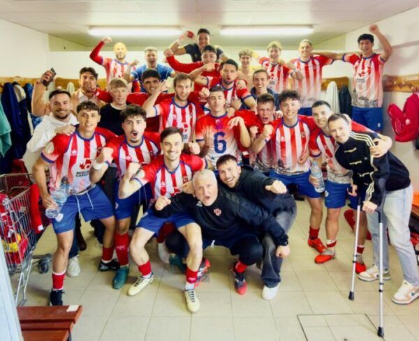 Jugadores del Atlético Bembibre celebrando una victoria en el vestuario