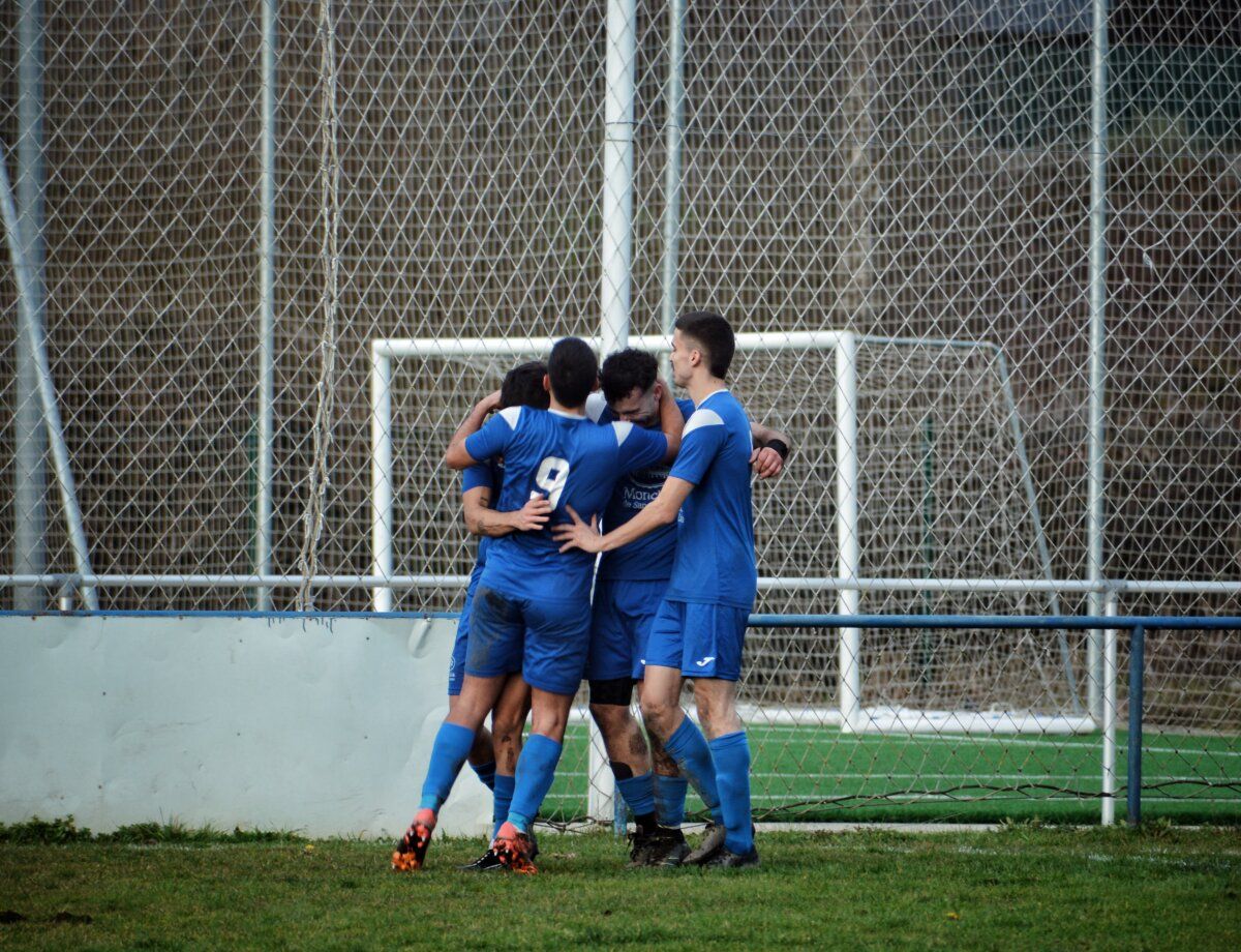 Jugadores del Cacabelense celebrando un gol en el partido
