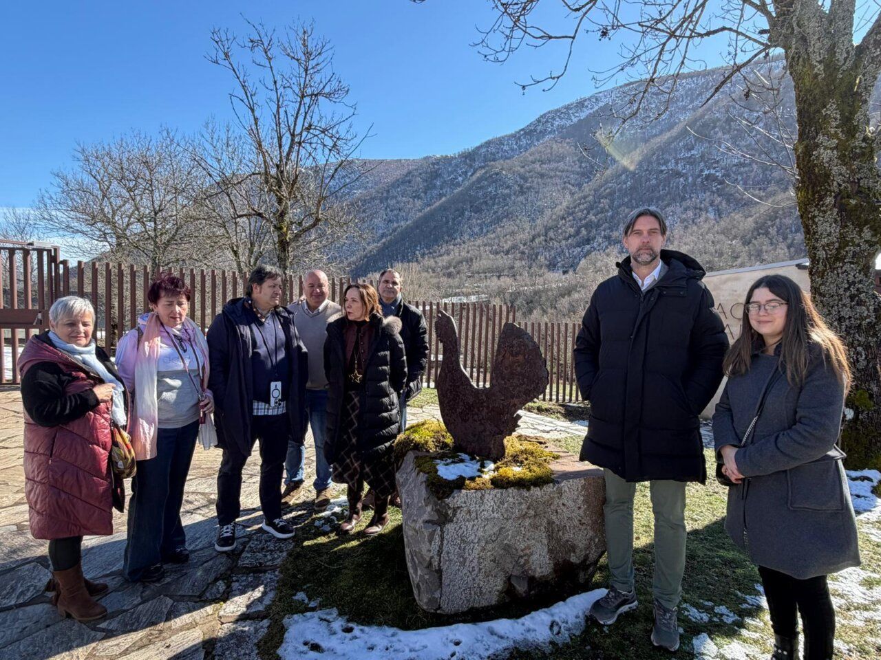 Grupo de personas en el Centro del Urogallo con montañas al fondo