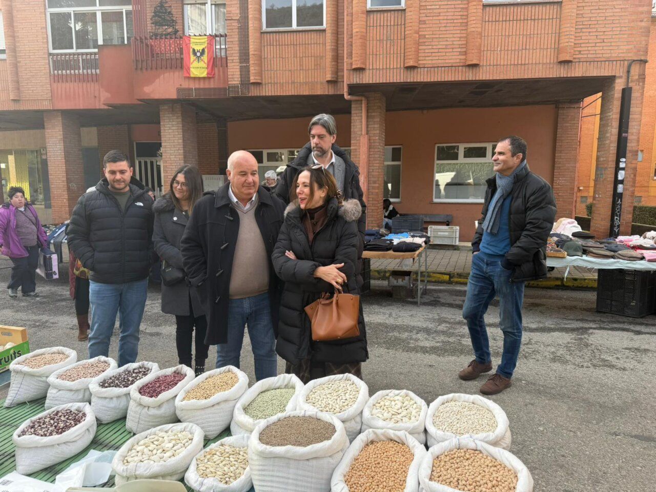 Personas en un mercado de Villablino con sacos de legumbres