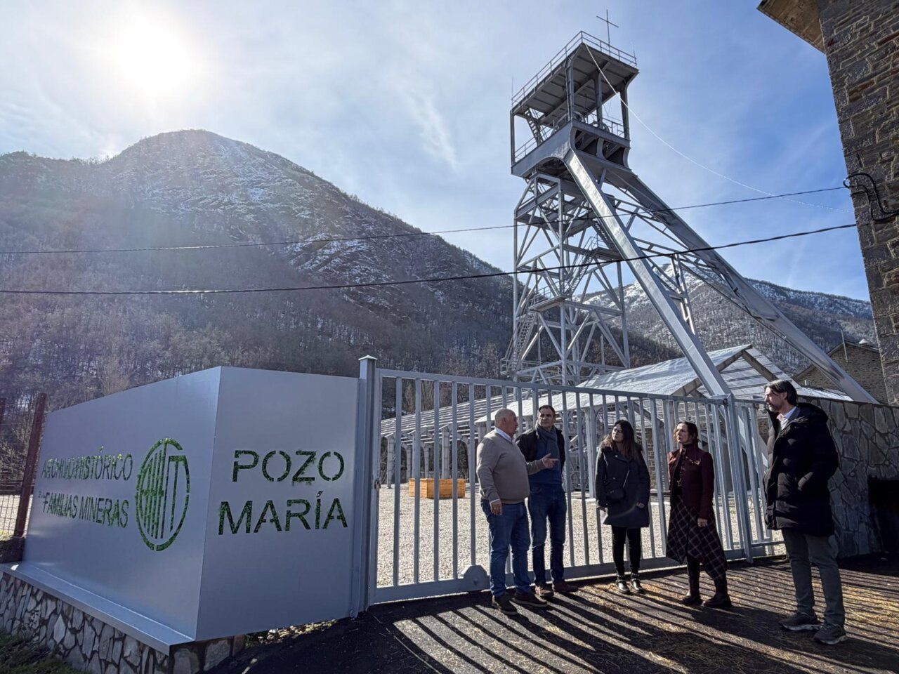Grupo de personas en la entrada del Pozo María en Laciana.
