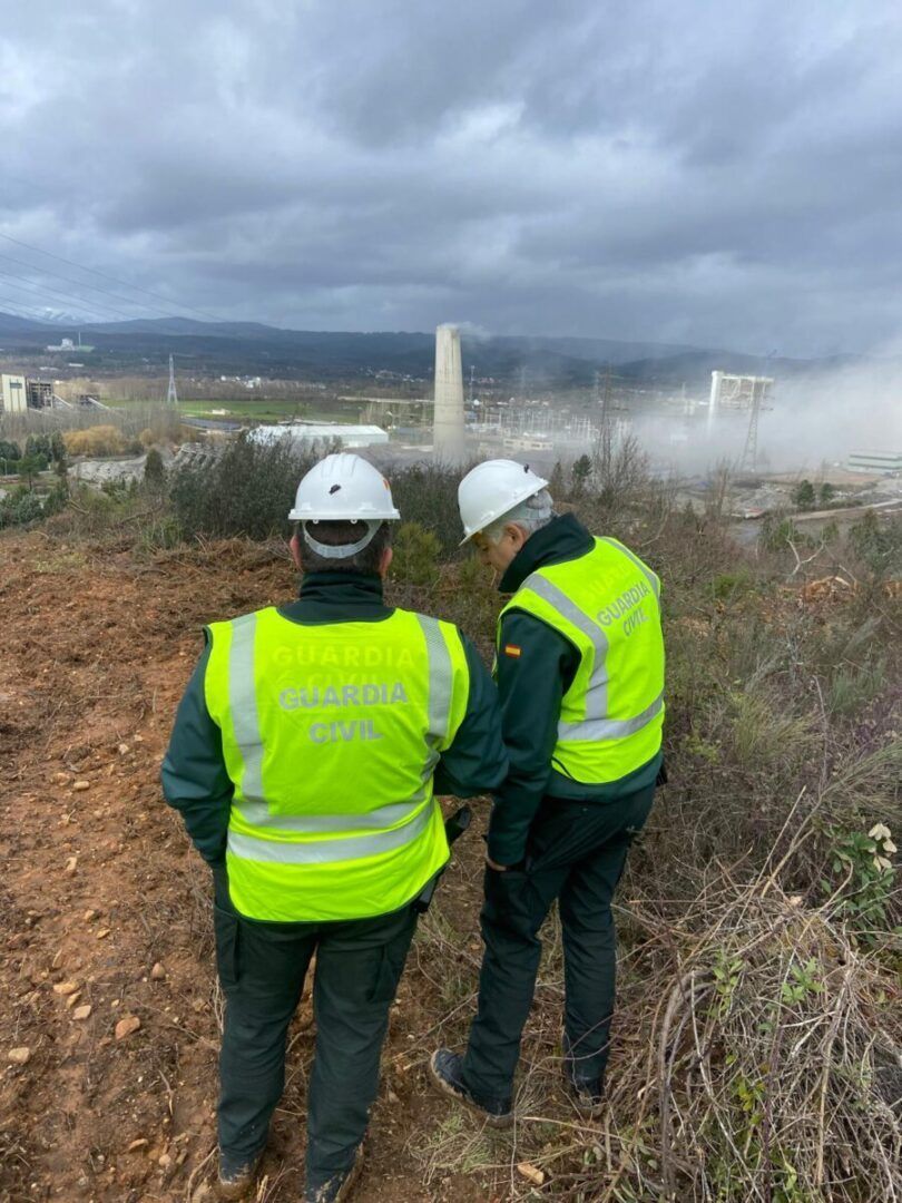 Guardia Civil observando la voladura de chimeneas en Compostilla