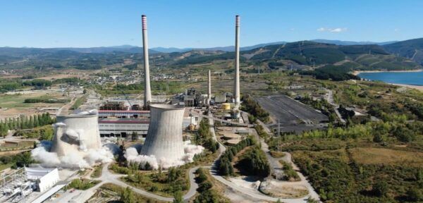 Vista aérea de la voladura de las chimeneas de Compostilla II