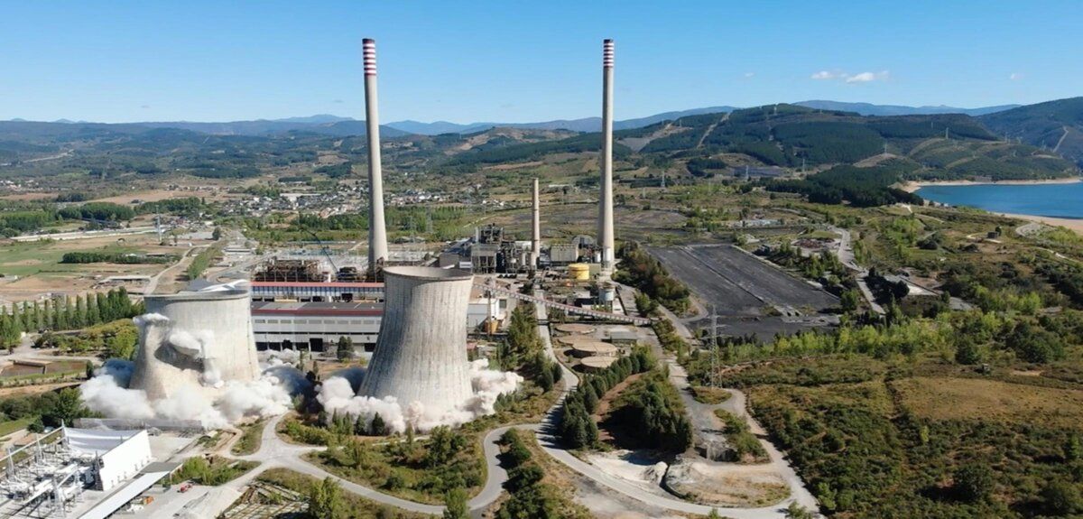 Vista aérea de la voladura de las chimeneas de Compostilla II
