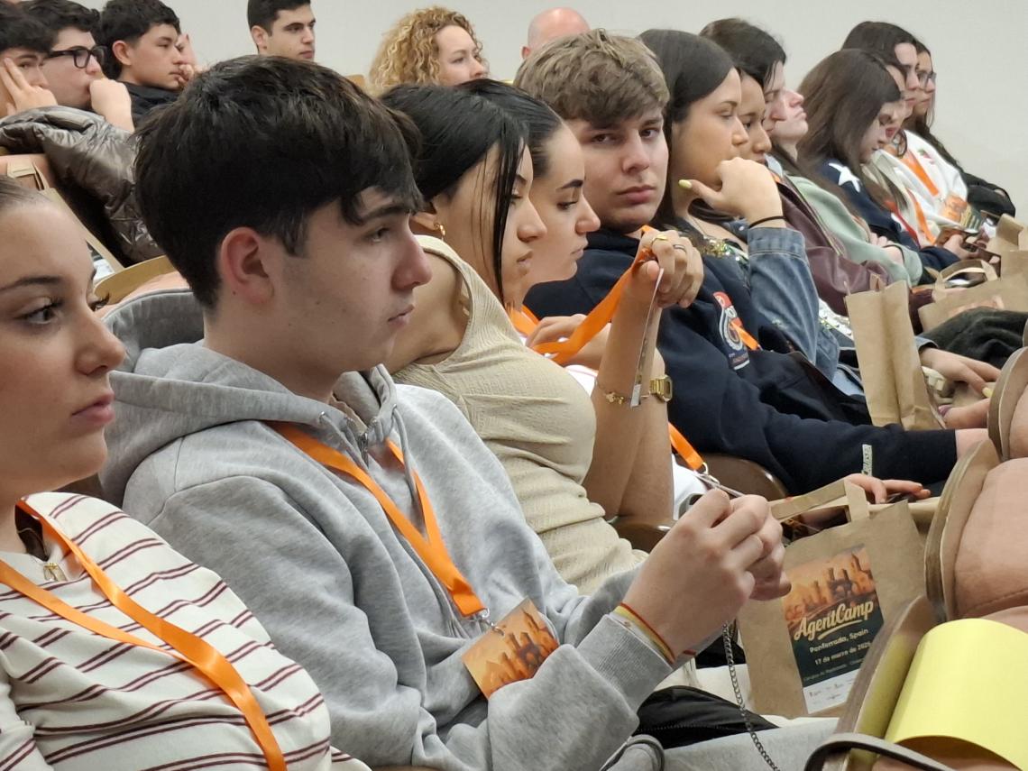 Estudiantes participando en el AgentCamp en Ponferrada, atentos a la charla sobre IA.