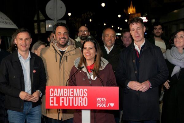 Acto de campaña del PSOE en León con varios oradores y público