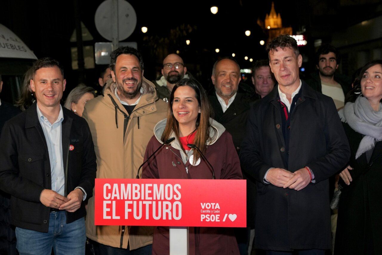 Acto de campaña del PSOE en León con varios oradores y público