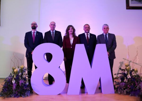 Representantes en el acto institucional del 8M en León con un gran número 8M