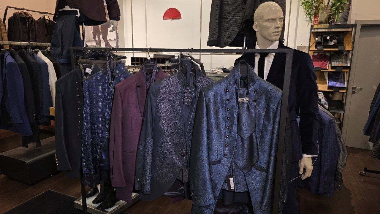 Maniquí con trajes y chaquetas en tienda Solid Men en Ponferrada