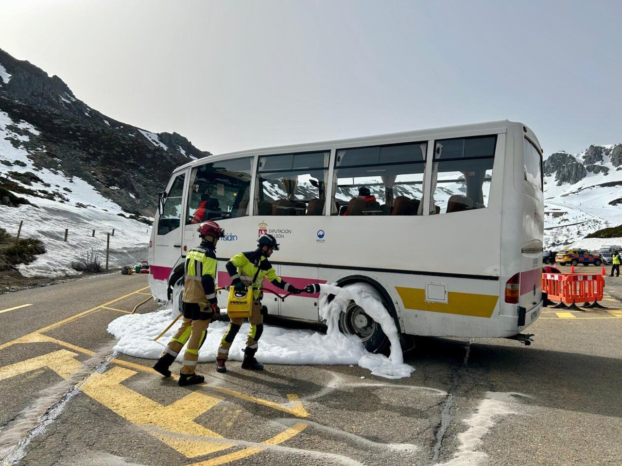 Simulacro de emergencia en la estación de San Isidro con un autobús y rescatistas.