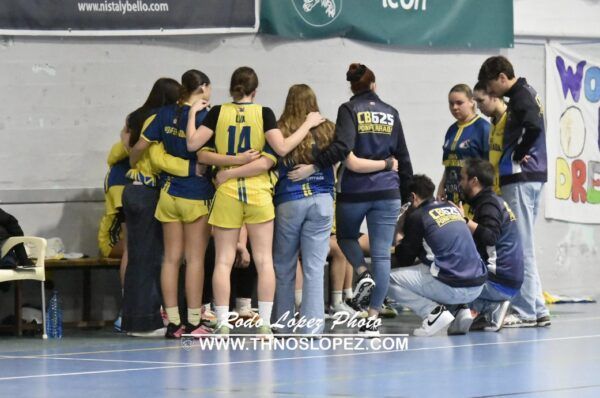 Jugadoras de baloncesto en un momento de reflexión en el banquillo