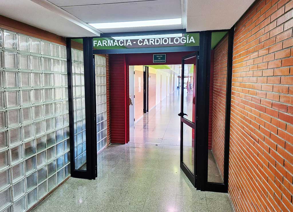 Entrada al área de consultas de farmacia en el Hospital El Bierzo