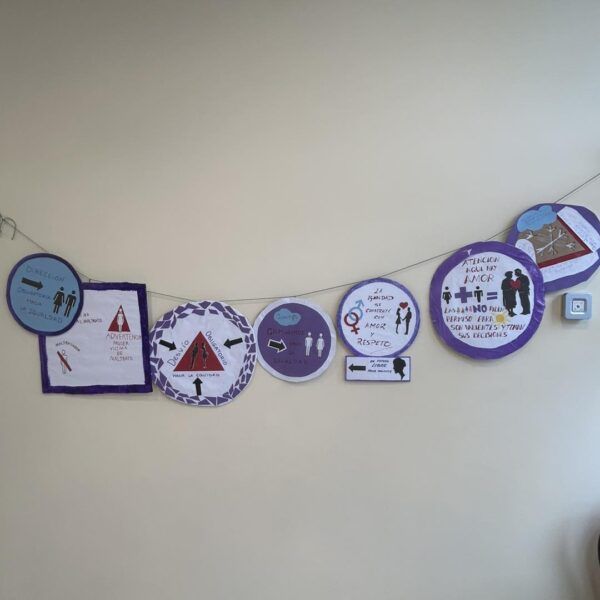 Decoraciones en el Ayuntamiento de Arganza sobre igualdad y respeto
