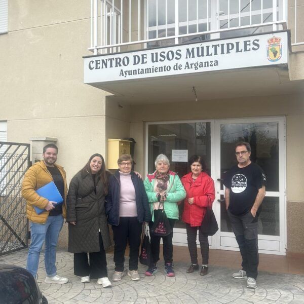 Grupo de personas frente al Ayuntamiento de Arganza en el Centro de Usos Múltiples