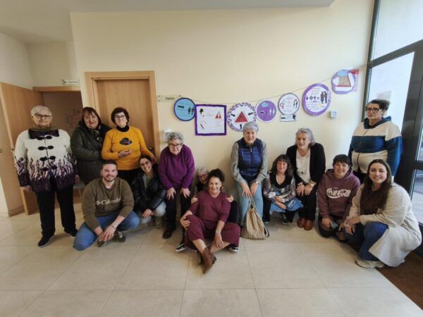 Grupo de personas en el Ayuntamiento de Arganza agradeciendo colaboración