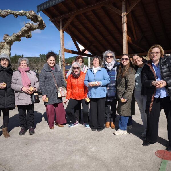 Grupo de personas en el Ayuntamiento de Arganza durante un evento comunitario