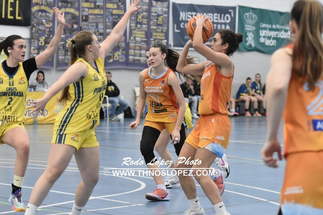 Jugadoras de baloncesto en acción durante un partido