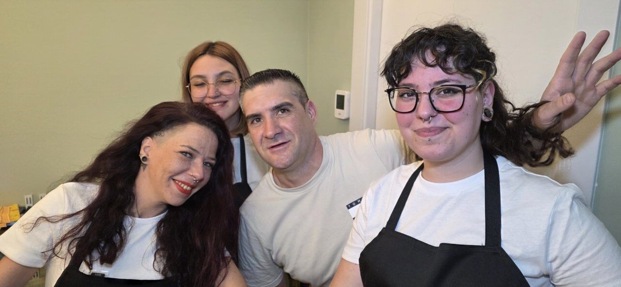 Grupo de personas sonriendo en la inauguración del Bar Galápagos en Ponferrada