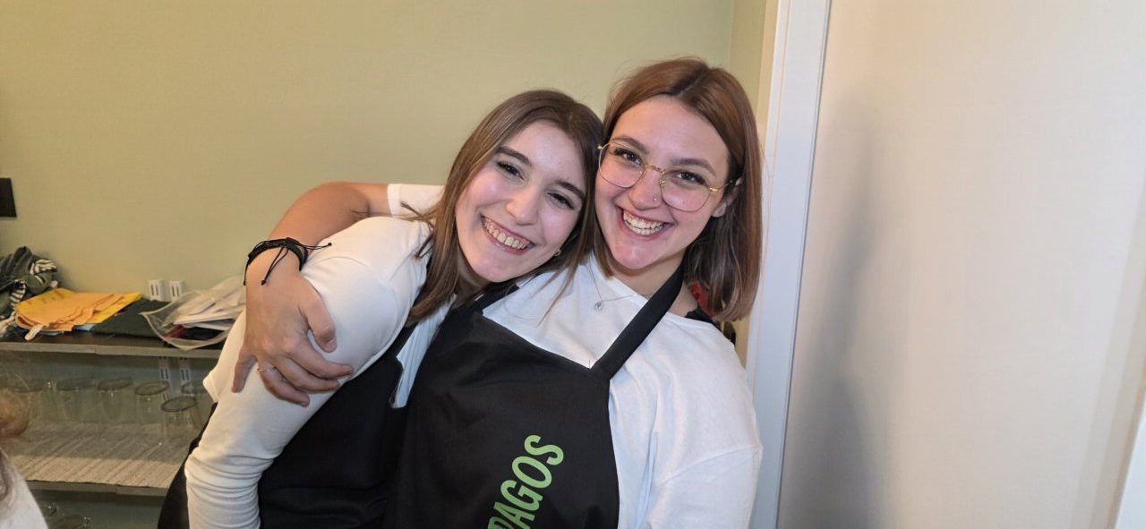 Dos jóvenes sonriendo en la inauguración del Bar Galápagos en Ponferrada