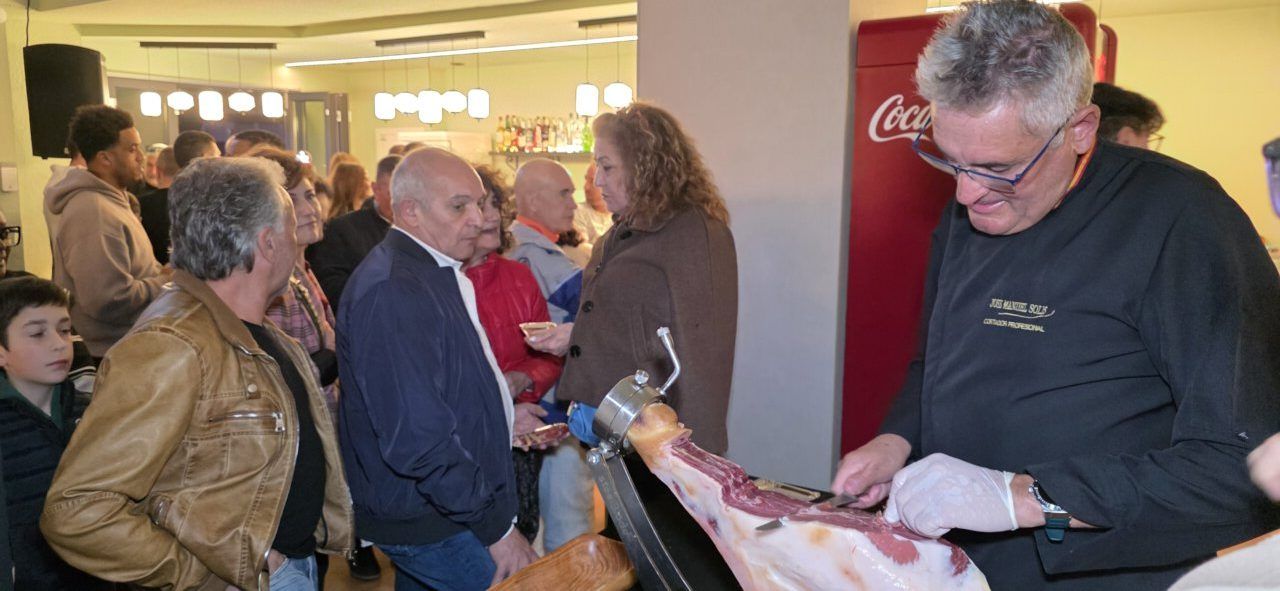 Inauguración del Bar Galápagos en Ponferrada con gente y comida.