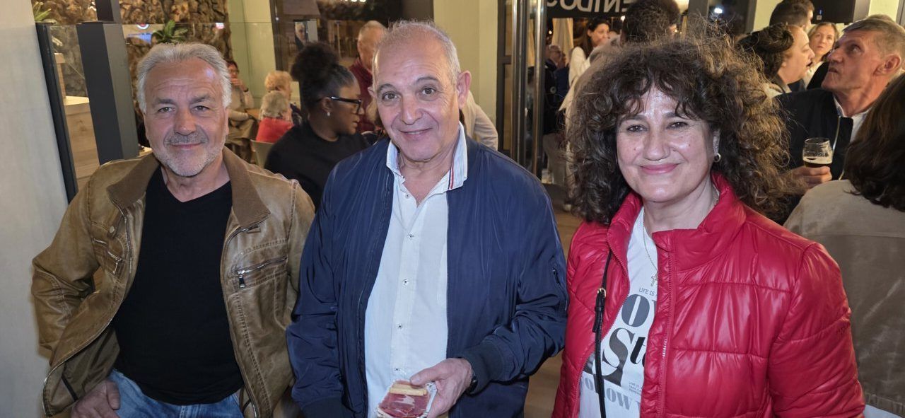 Inauguración del Bar Galápagos en Ponferrada con asistentes sonrientes.