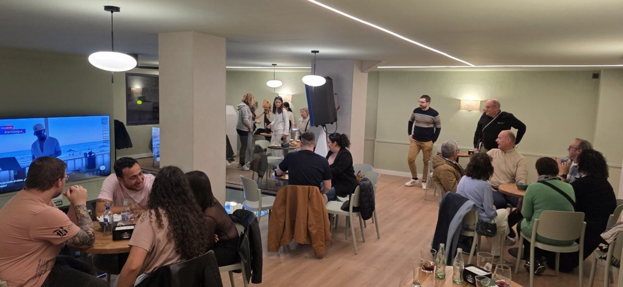Inauguración del Bar Galápagos con varias personas en el interior