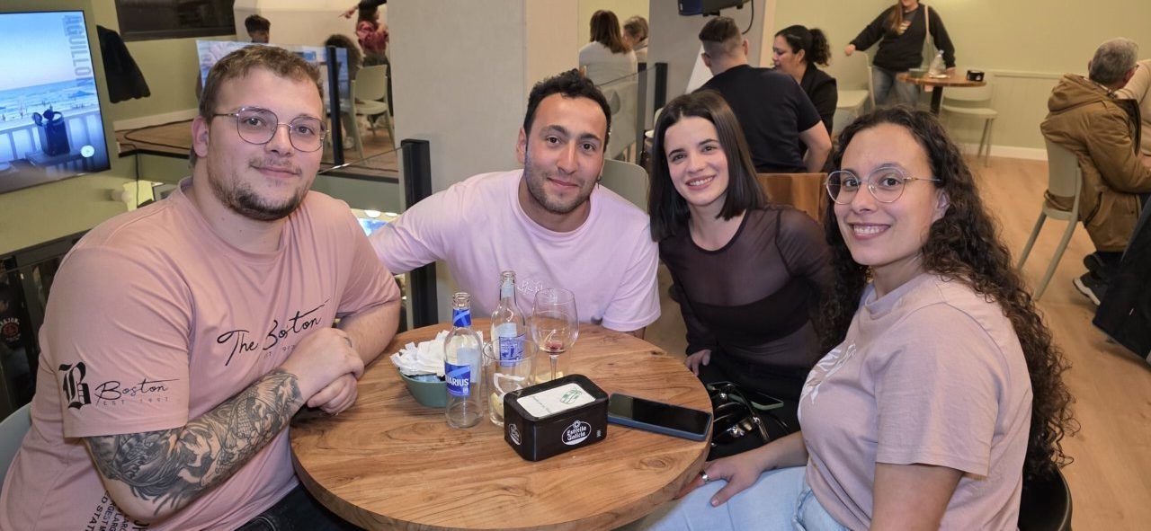 Grupo de amigos disfrutando en el nuevo Bar Galapagos en Ponferrada