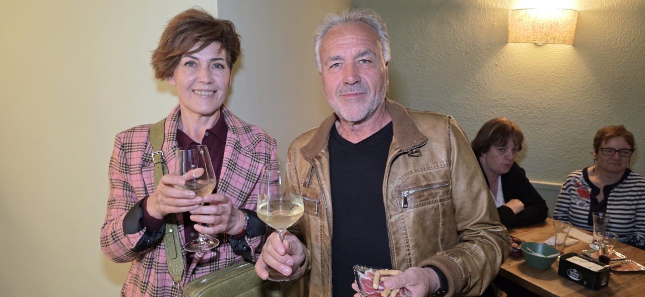 Inauguración del Bar Galápagos en Ponferrada con asistentes celebrando.