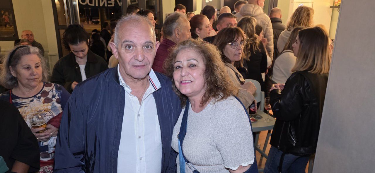 Inauguración del Bar Galápagos en Ponferrada con asistentes sonriendo.