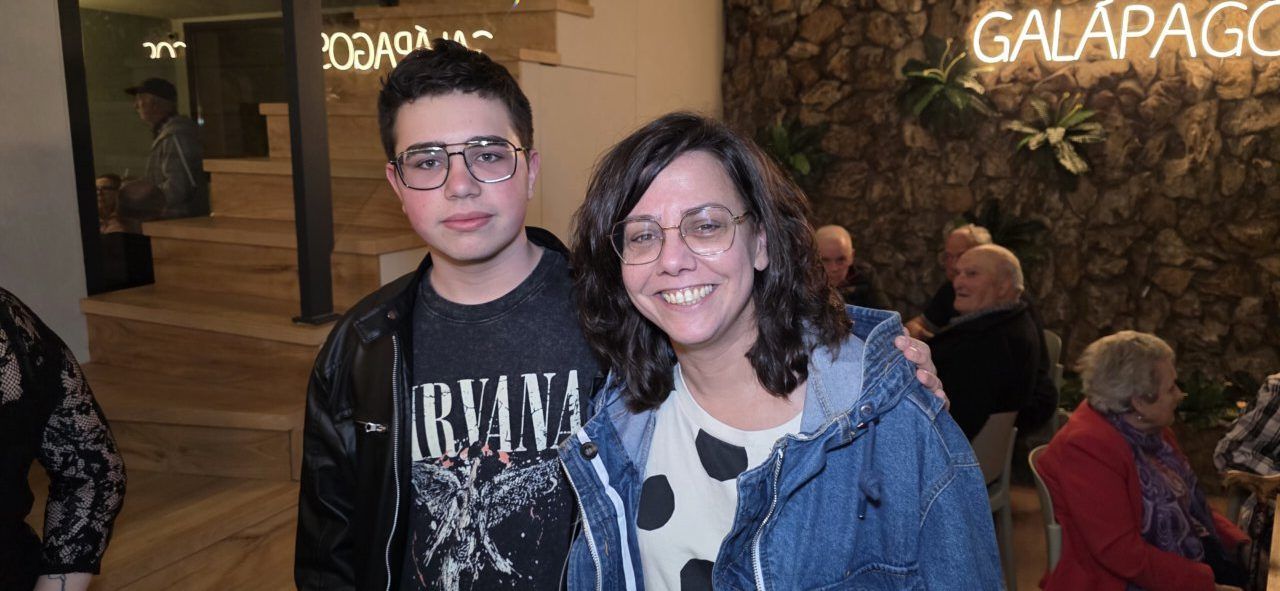 Inauguración del Bar Galápagos en Ponferrada con dos personas sonriendo.