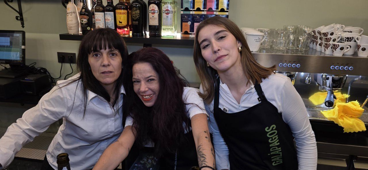Tres personas sonrientes en el bar Galápagos de Ponferrada