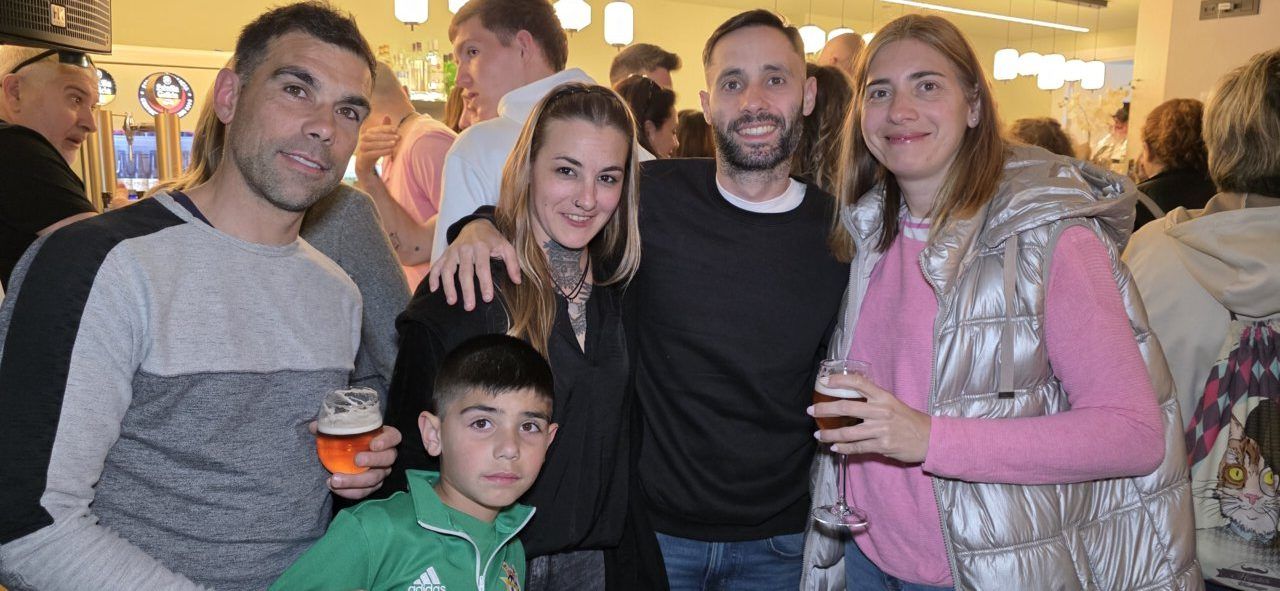 Grupo de personas disfrutando en la inauguración del Bar Galapagos en Ponferrada