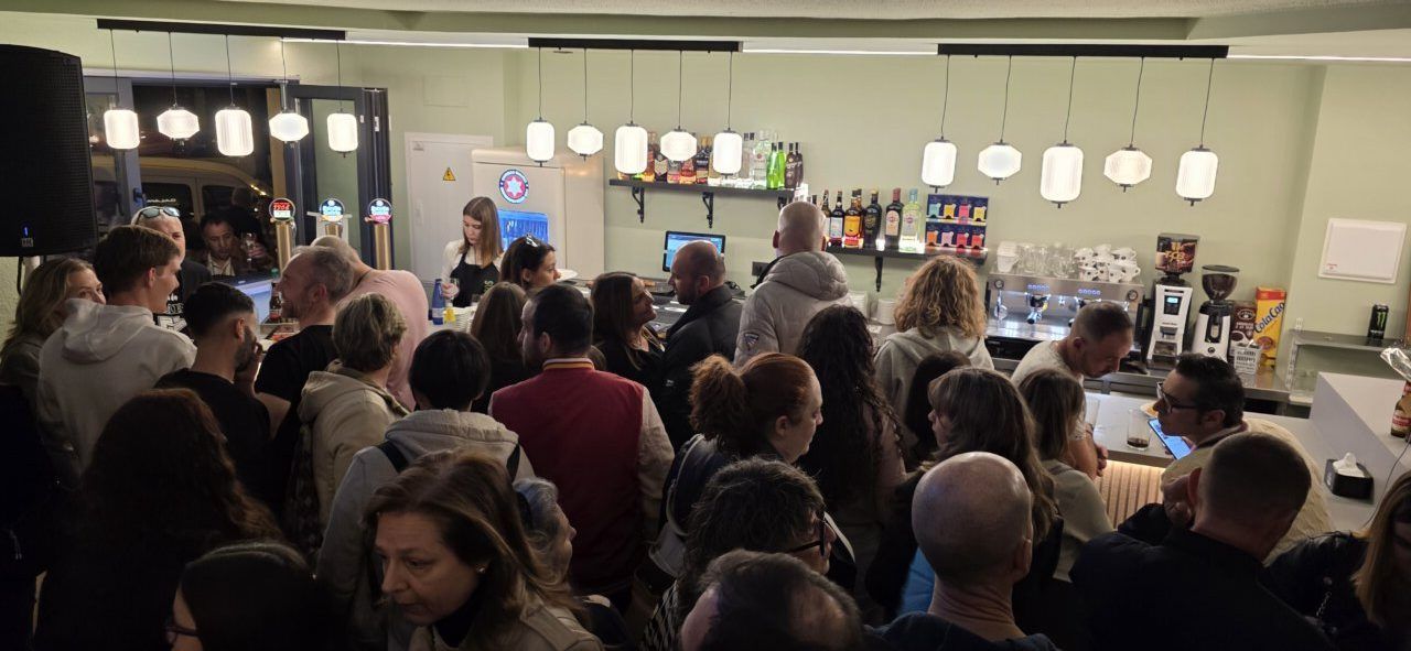 Inauguración del Bar Galapagos en Ponferrada con mucha gente en el interior