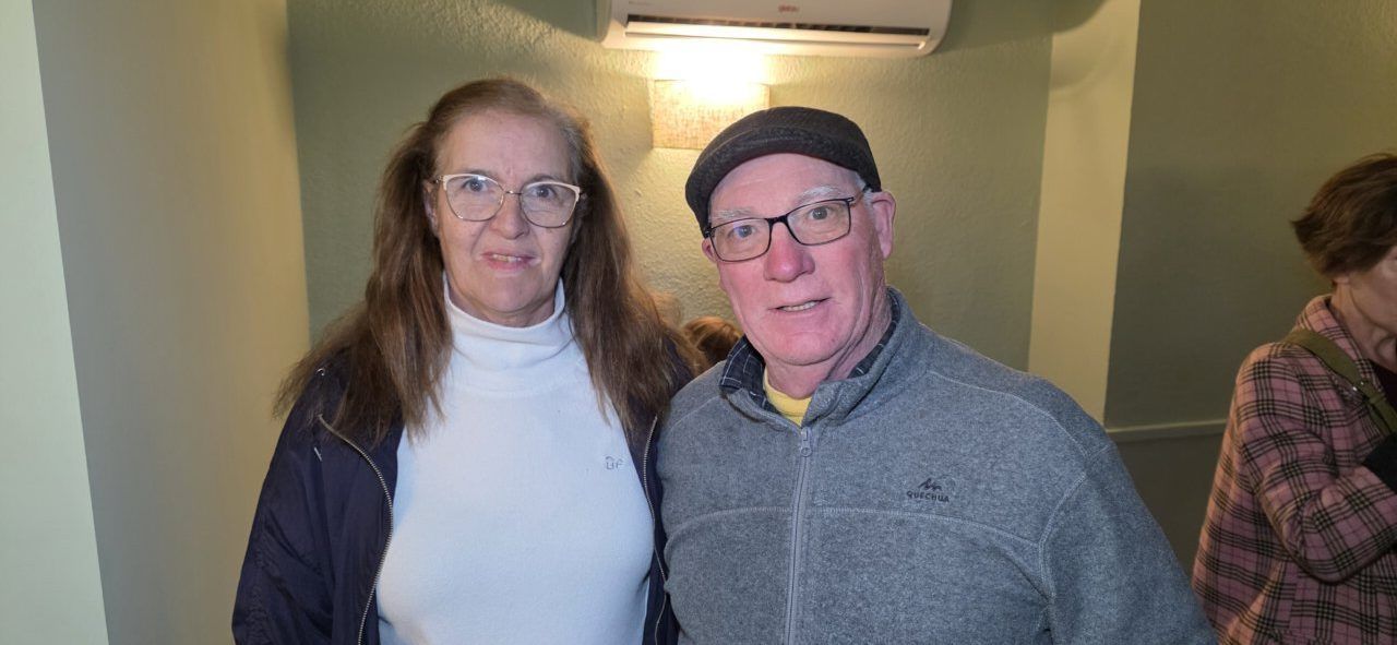 Pareja sonriente en la inauguración del Bar Galápagos en Ponferrada