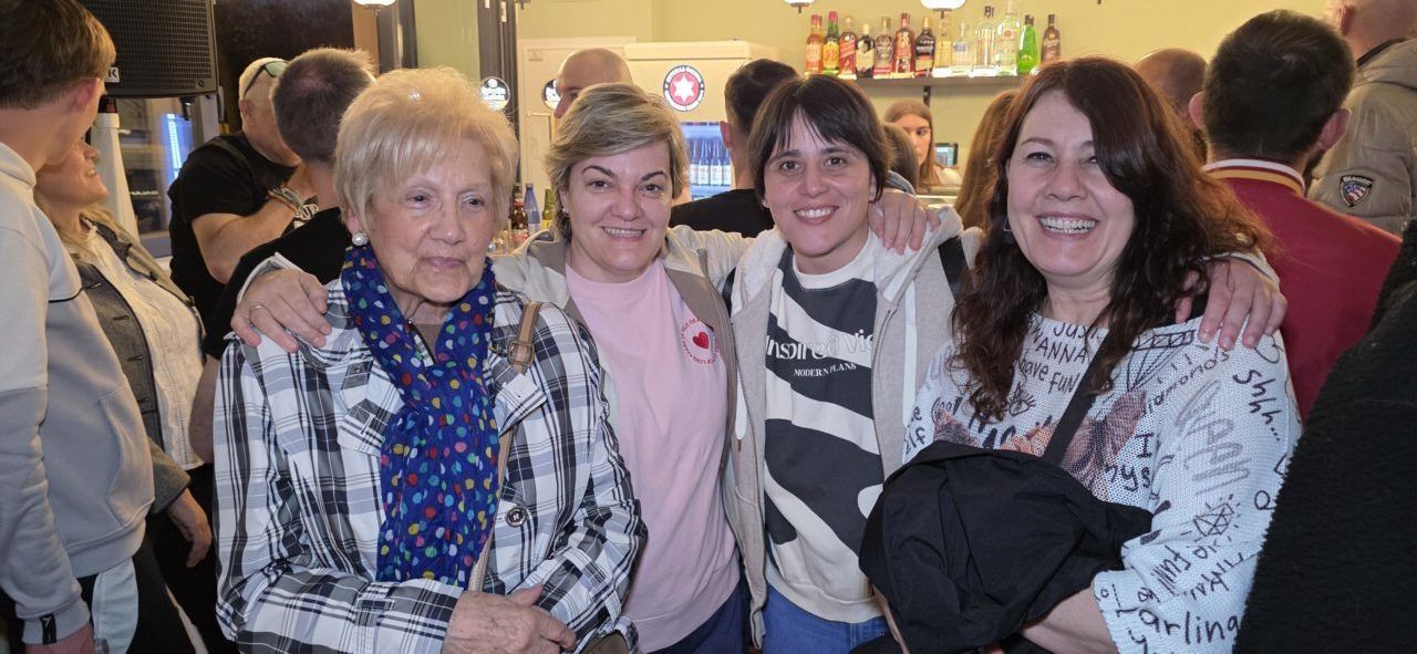 Grupo de personas sonriendo en la inauguración del Bar Galápagos en Ponferrada