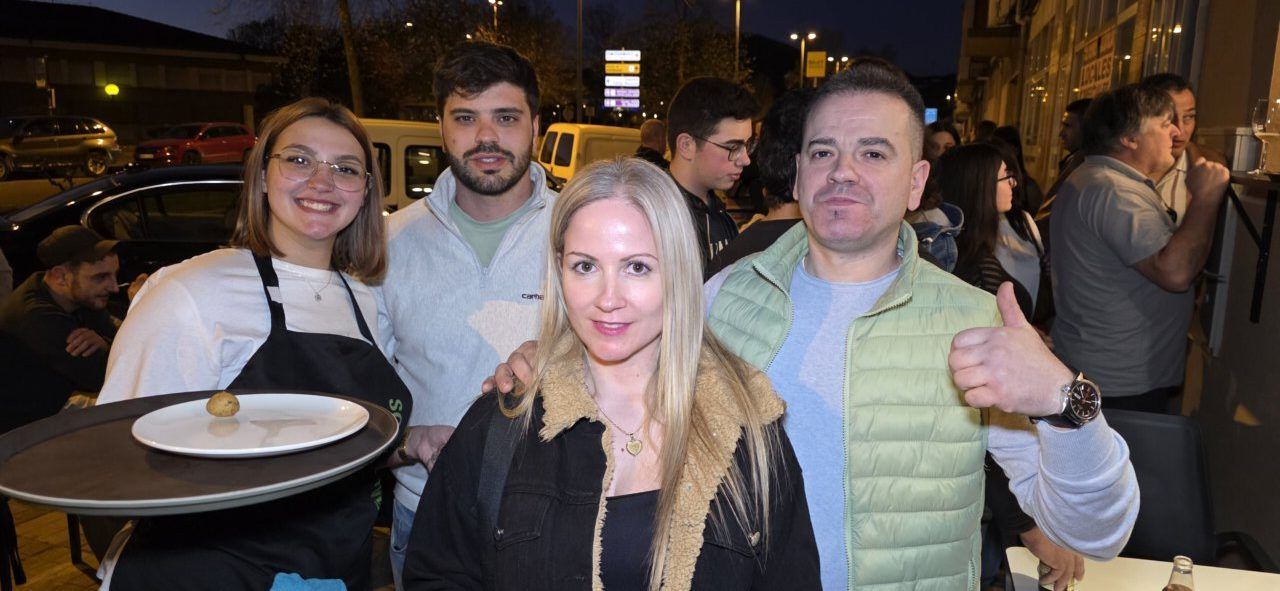 Grupo de personas en la inauguración del Bar Galápagos en Ponferrada