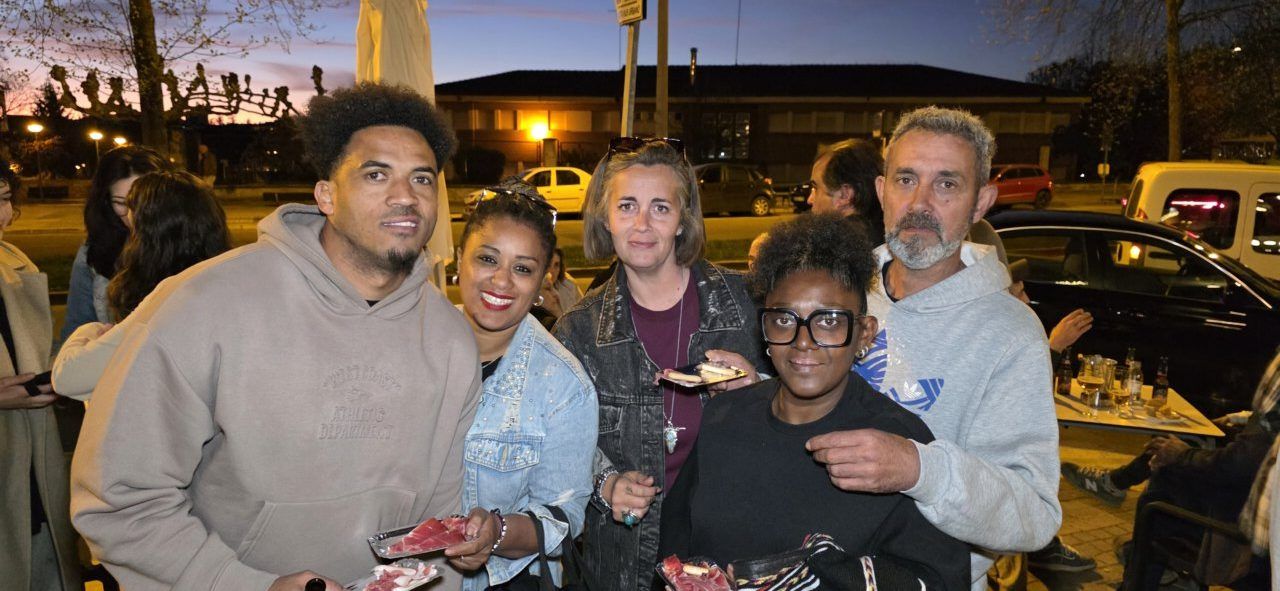 Grupo de personas celebrando en la inauguración del Bar Galápagos en Ponferrada