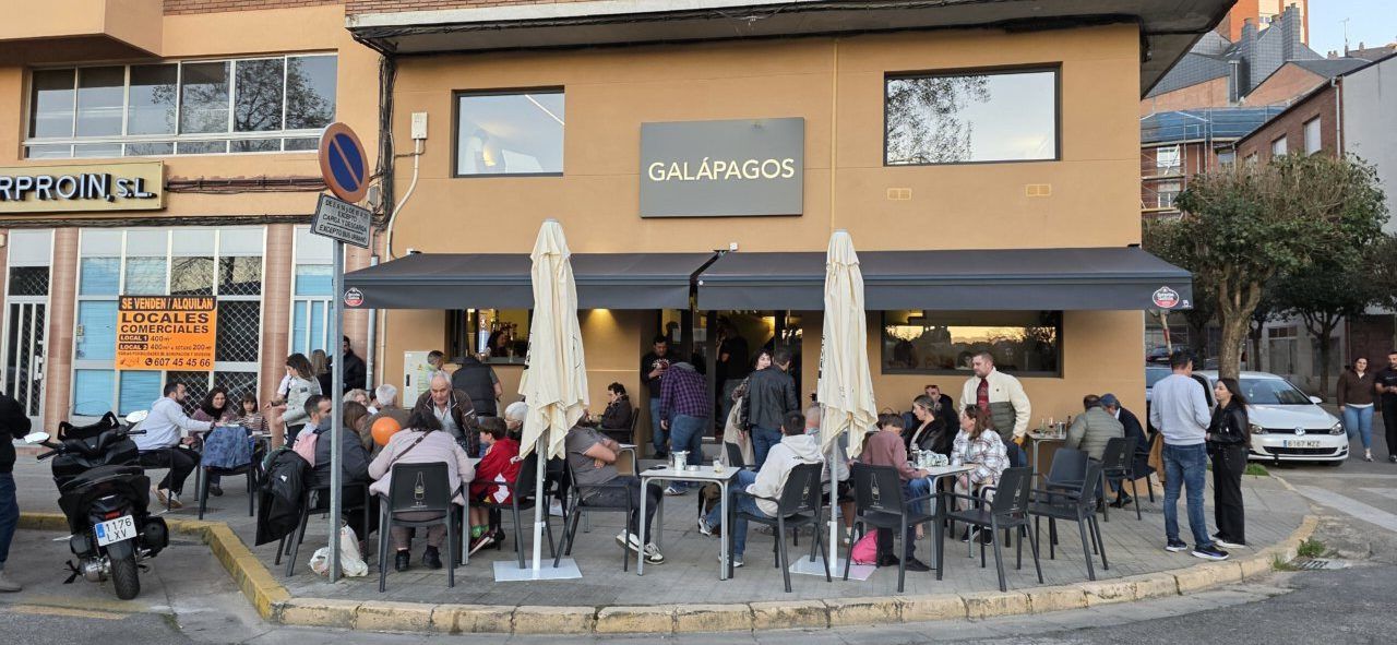 Exterior del nuevo Bar Galápagos en Ponferrada con clientes en la terraza.